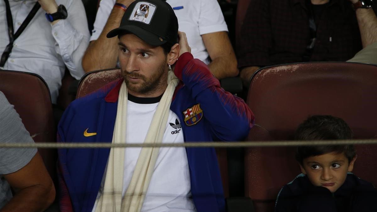 Messi y su hijo Thiago en el camp Nou en el partido del Barça contra el Inter.