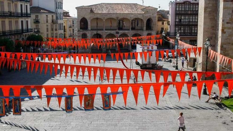 La Plaza Mayor, engalanada para la ocasión.