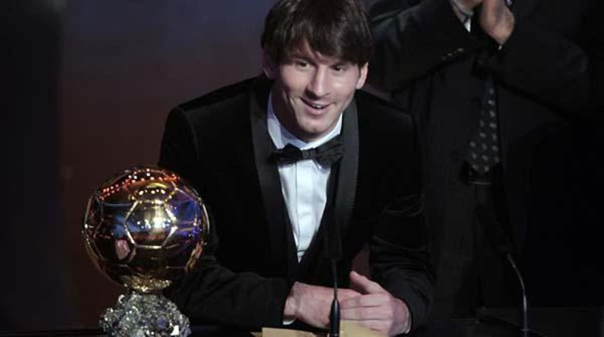 Pep Guardiola entrega la Pilota d’Or a Messi.