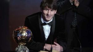 Pep Guardiola entrega la Pilota d’Or a Messi.