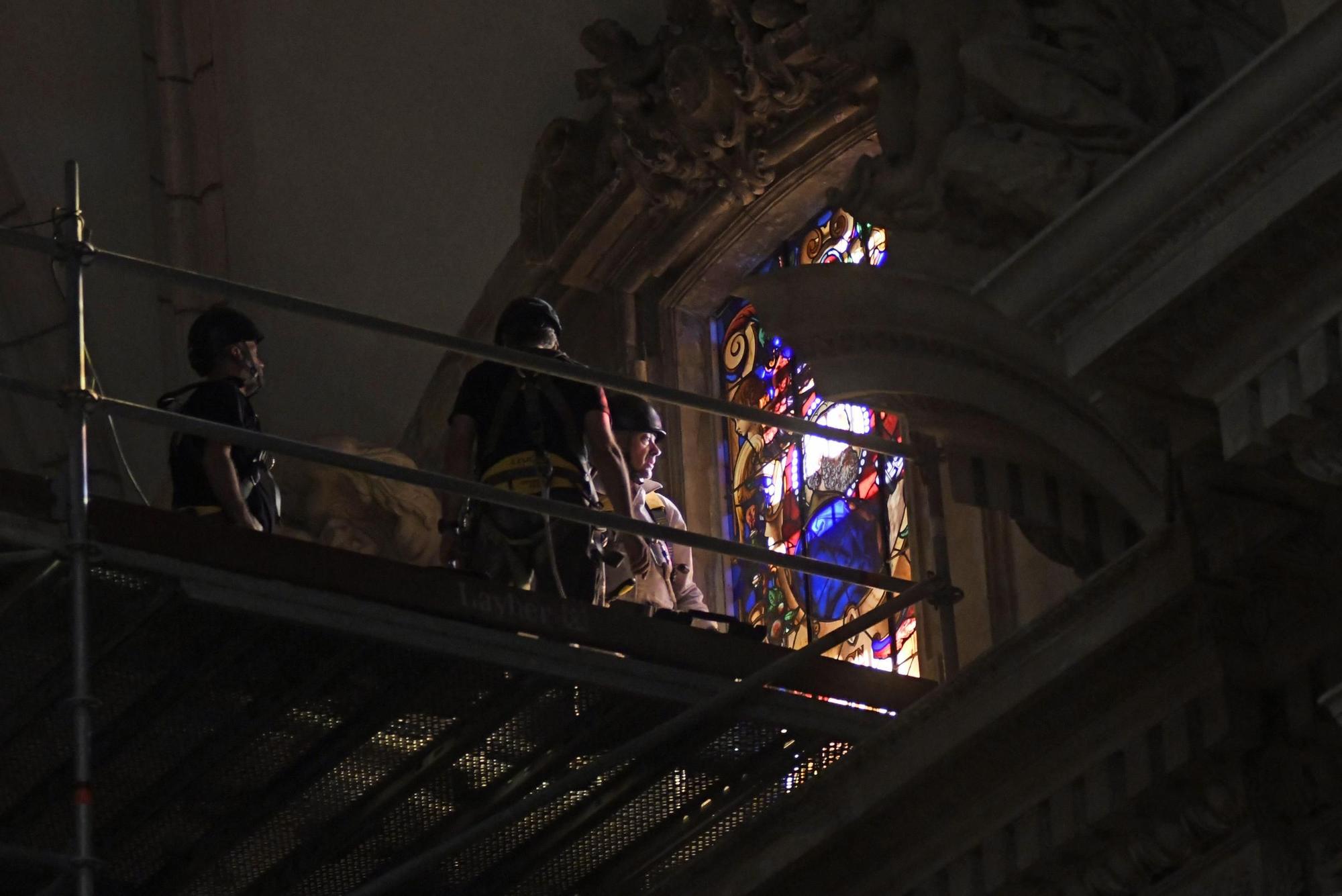 Así han instalado las vidrieras de San Pedro y San Pablo en la Catedral de Murcia