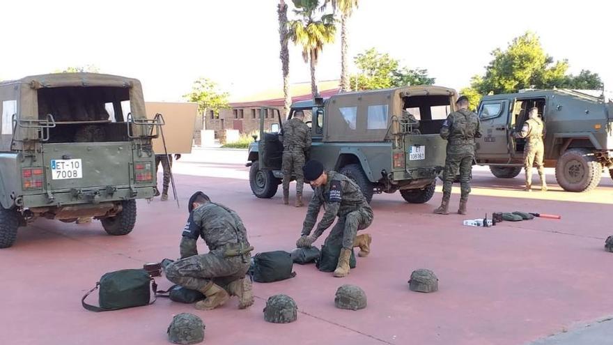 Militares de la Brigada Extremadura XI preparan sus equipos.