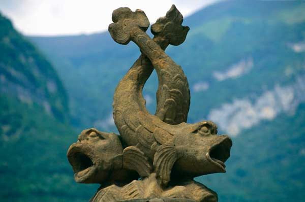 Detalle de una escultura de dos delfines en Bellagio.