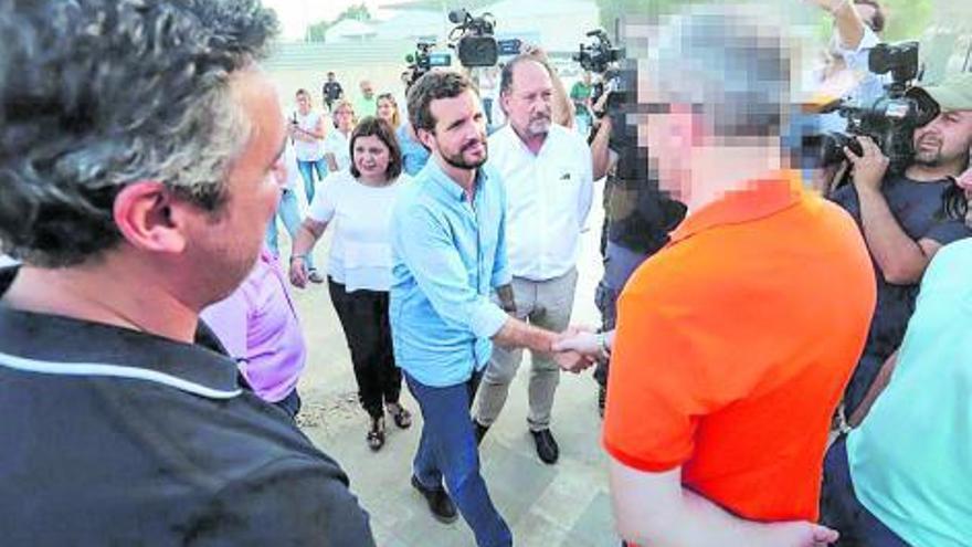 El líder del PP, Pablo Casado, visitó la empresa tras la DANA y en la imagen saluda al socio asesinado, Francisco Javier. 