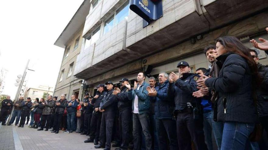 Concentración celebrada ayer ante la Comisaría Provincial de Pontevedra en la que se guardó un minuto de silencio por Vanessa Lage. // G. S.