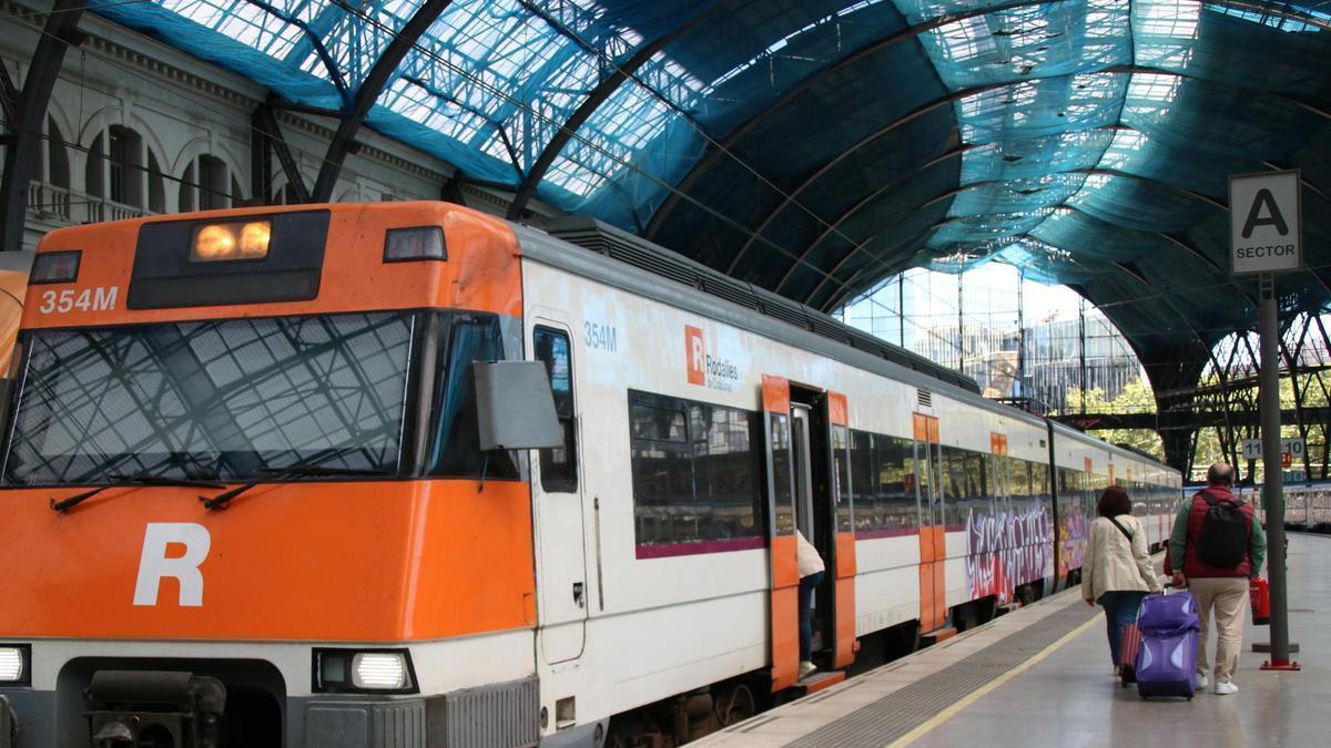 Usuaris pujant al tren a l'estació de França