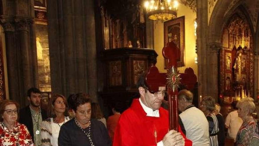 Reinerio Rodríguez, párroco de Santo Tomás, durante la procesión celebrada ayer en el interior del templo.