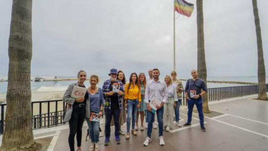 Una bandera arco iris ajada y al revés en el Día Mundial contra la LGTBIfobia en Marbella