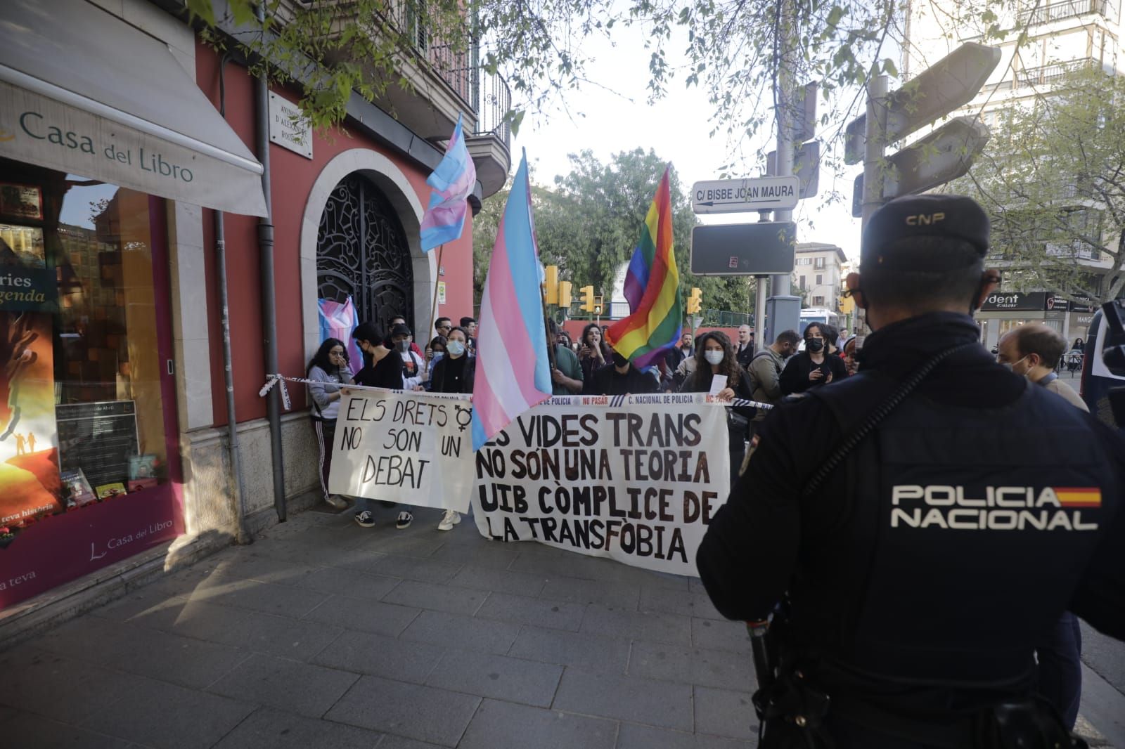 Concentración contra la presentación del libro 'Nadie nace en un cuerpo equivocado' en la Casa del Libro de Palma