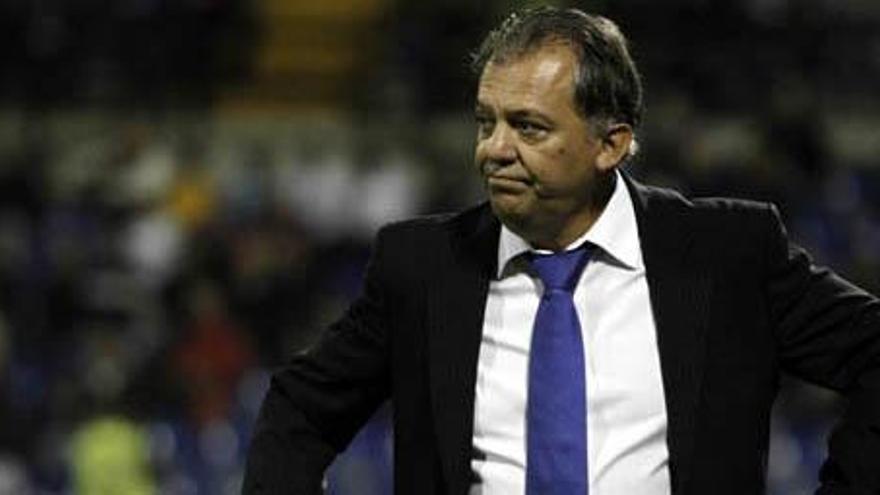 Juan Manuel Rodríguez, máximo responsable técnico de la UD Las Palmas, ayer, sigue el devenir del encuentro en el Rico Pérez de Alicante. i LOF