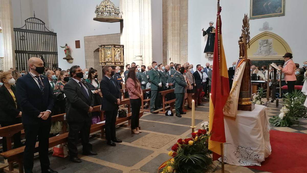 Autoridades y efectivos de la Guardia Civil de Toro asisten a la misa oficiada en honor de la Virgen del Pilar