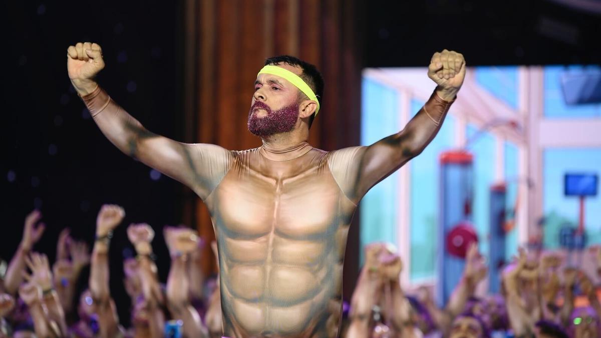 David Zurita, director de Los Legañosos, en modo culturista durante su actuación en la gran  final del concurso celebrada del sábado al domingo.