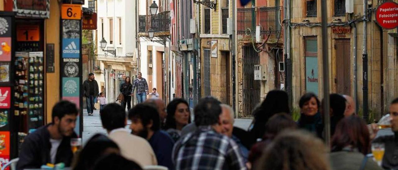 Ambiente que presentaba ayer una de las terrazas situadas en la calle San Antonio, en el casco antiguo.