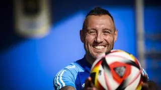 El Real Oviedo, con el aniversario de la peña azul Santi Cazorla, protagoniza una exposición en Llanera