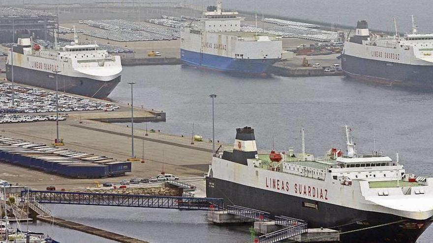 Cuatro de los buques que Suardiaz destina a las líneas desde Vigo a Francia y Marruecos, atracados en la terminal de Bouzas. // Marta G. Brea