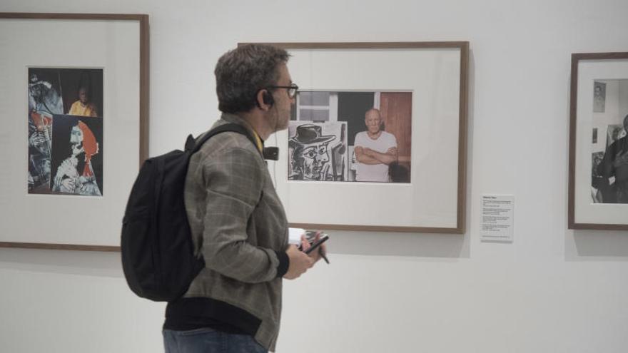 Un visitant contempla unes fotografies de Picasso a l&#039;exposició
