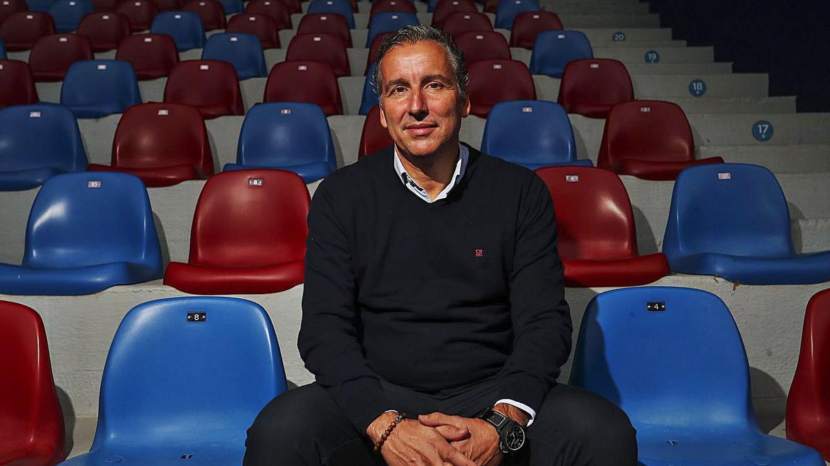 El entrenador levantinista, nacido en Badajoz, posa en la grada del Ciutat de València. | F. CALABUIG