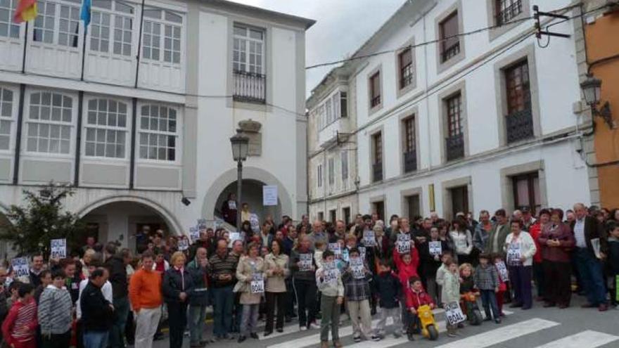 La concentración que tuvo lugar ayer frente al Ayuntamiento de Boal.