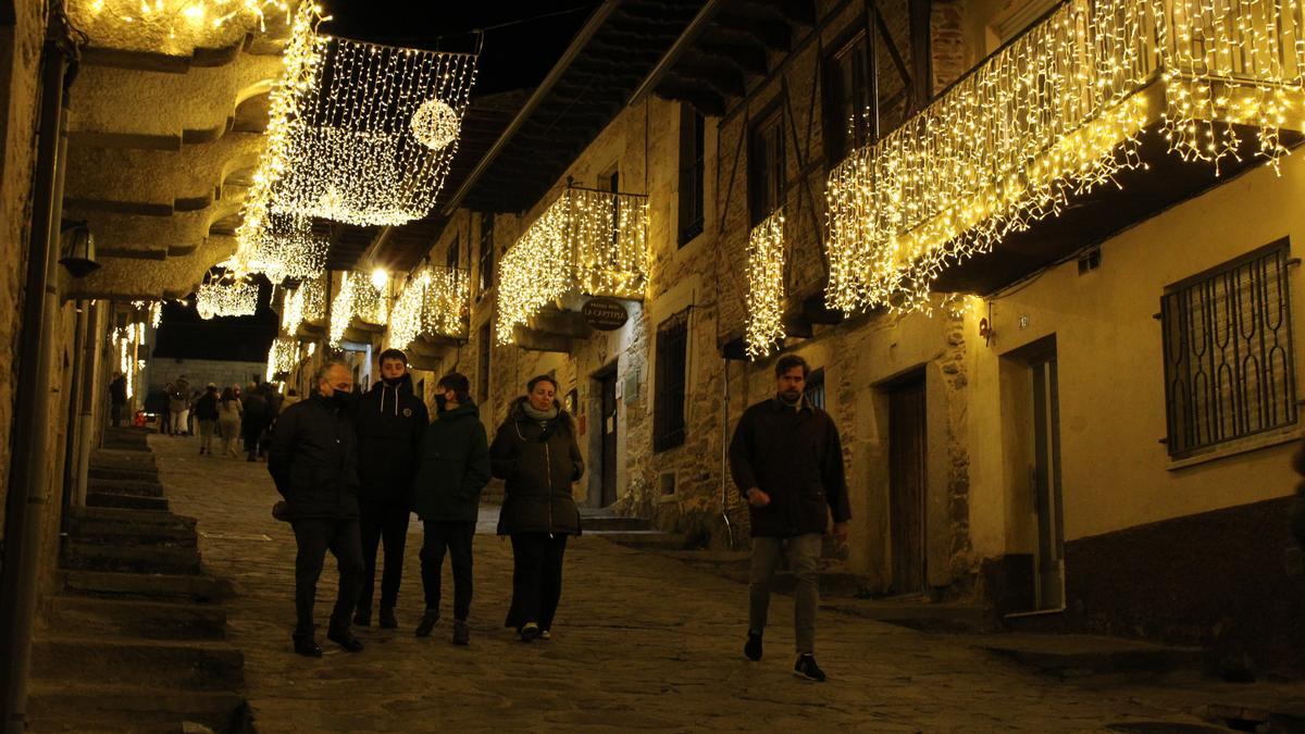 Turistas durante el puente de diciembre en Puebla de Sanabria