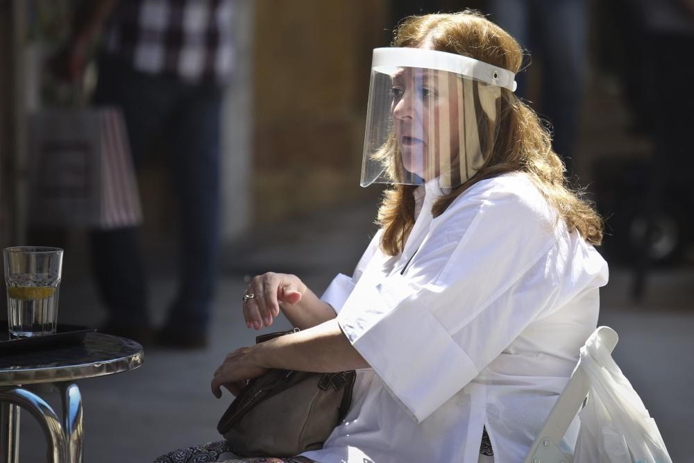 Mascarillas de todos los colores en Asturias en el primer día de uso obligatorio