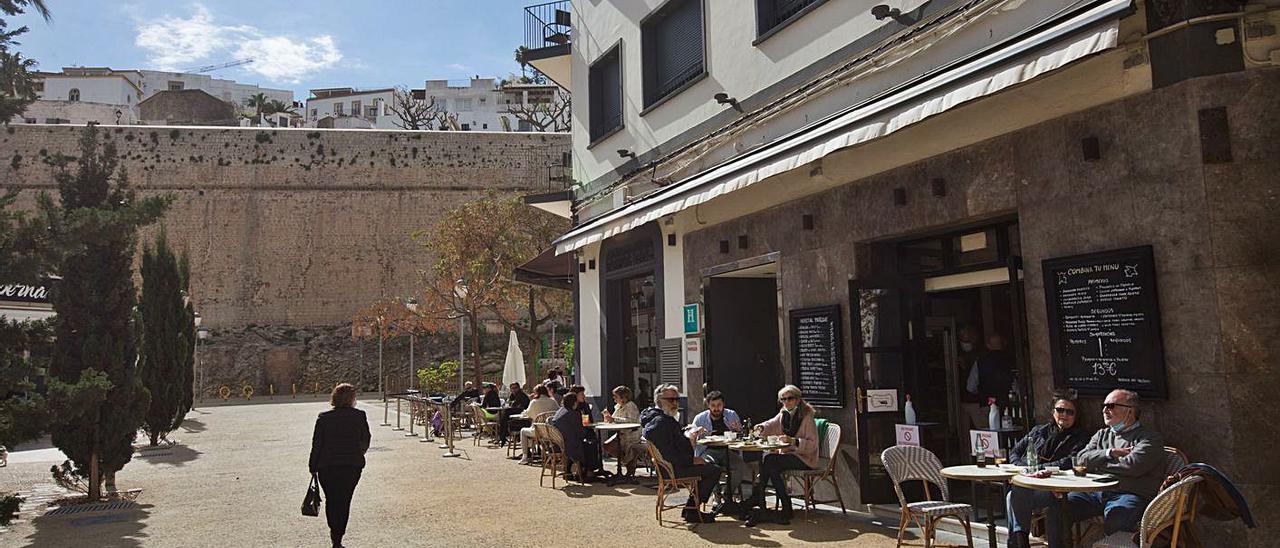 El pasado día 15 se reabrieron las terrazas, como esta en la plaza del Parque de Eivissa. | VICENT MARÍ
