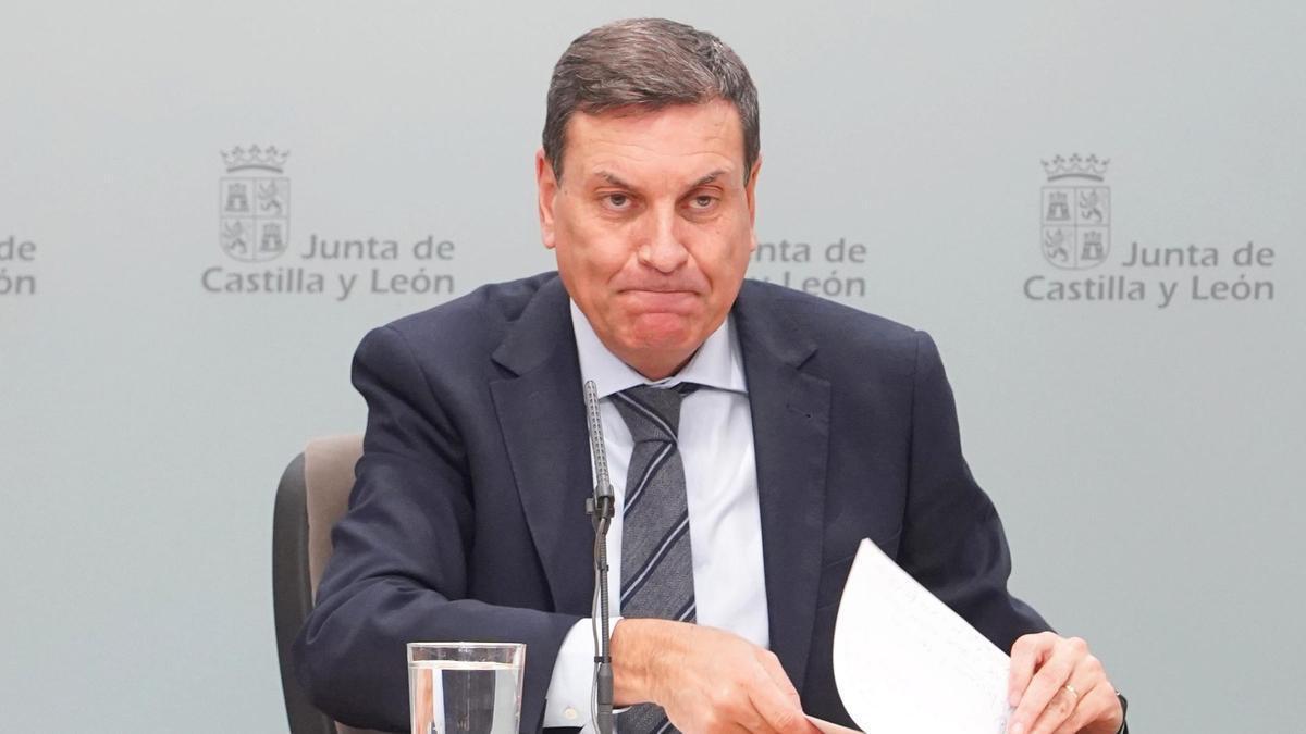 El consejero de Economía y Hacienda y portavoz, Carlos Fernández Carriedo, comparece en rueda de prensa posterior al Consejo de Gobierno.