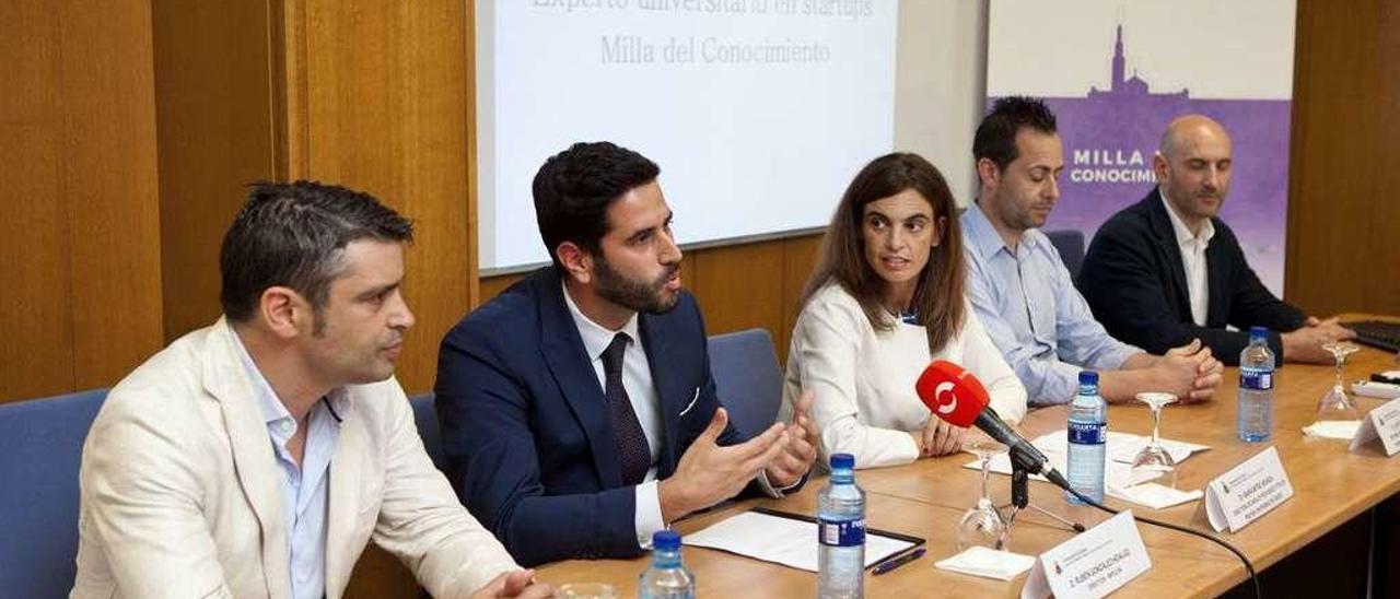 Por la izquierda, Juan Carlos Campo, Rubén Hidalgo, María Mitre, Levi Pérez y Enrique Loredo, ayer, en la sala de juntas del Aulario Sur de la Escuela Politécnica de Gijón.