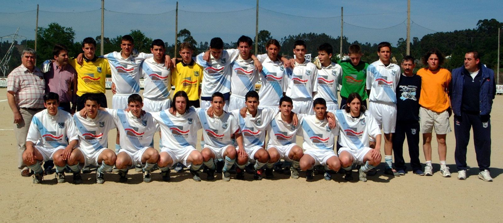 Formación del equipo estradense que logró el ascenso en la temporada 2001-2002.  | // BERNABÉ