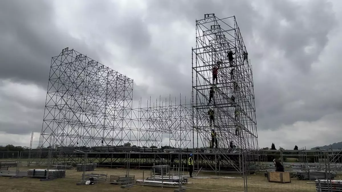 Comienza el montaje de los escenarios del Boombastic: así se trabaja ya en La Morgal