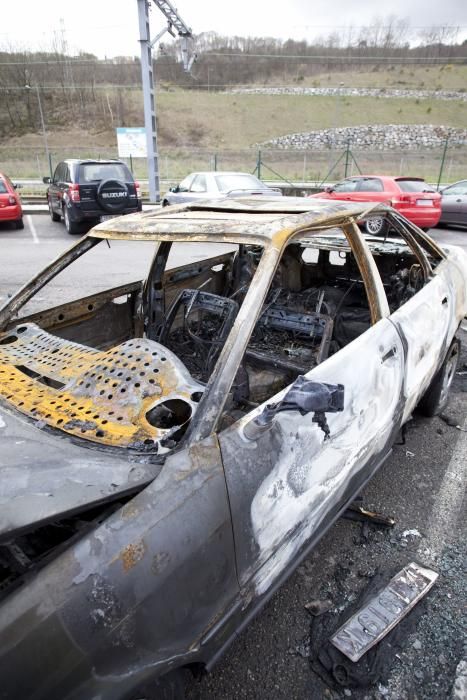 Coche quemado en un aparcamiento en Sama, Langreo