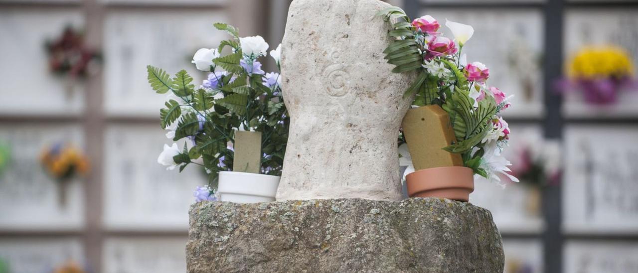 El monumento, un puño cerrado y en alto, símbolo comunista, que aparece en la tesis de Palacios.