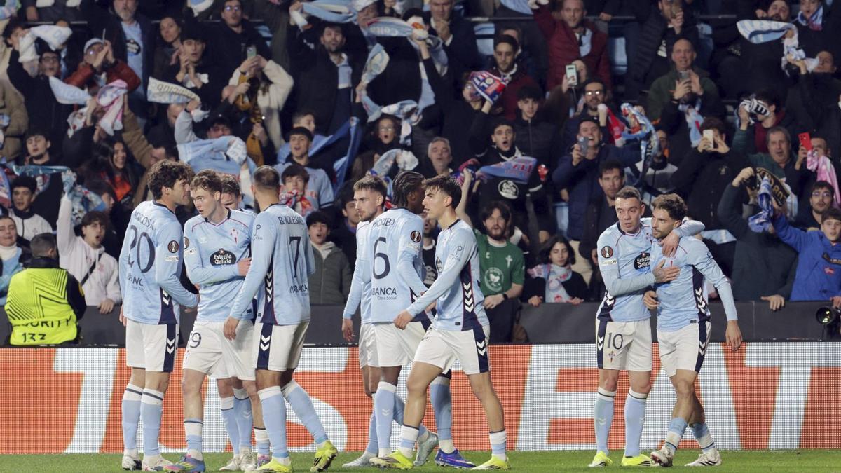 Los jugadores del Celta celebran el gol de Rueda.