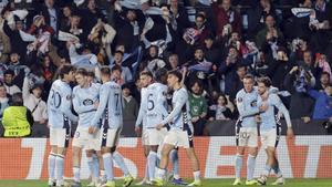 Los jugadores del Celta celebran el gol de Rueda.