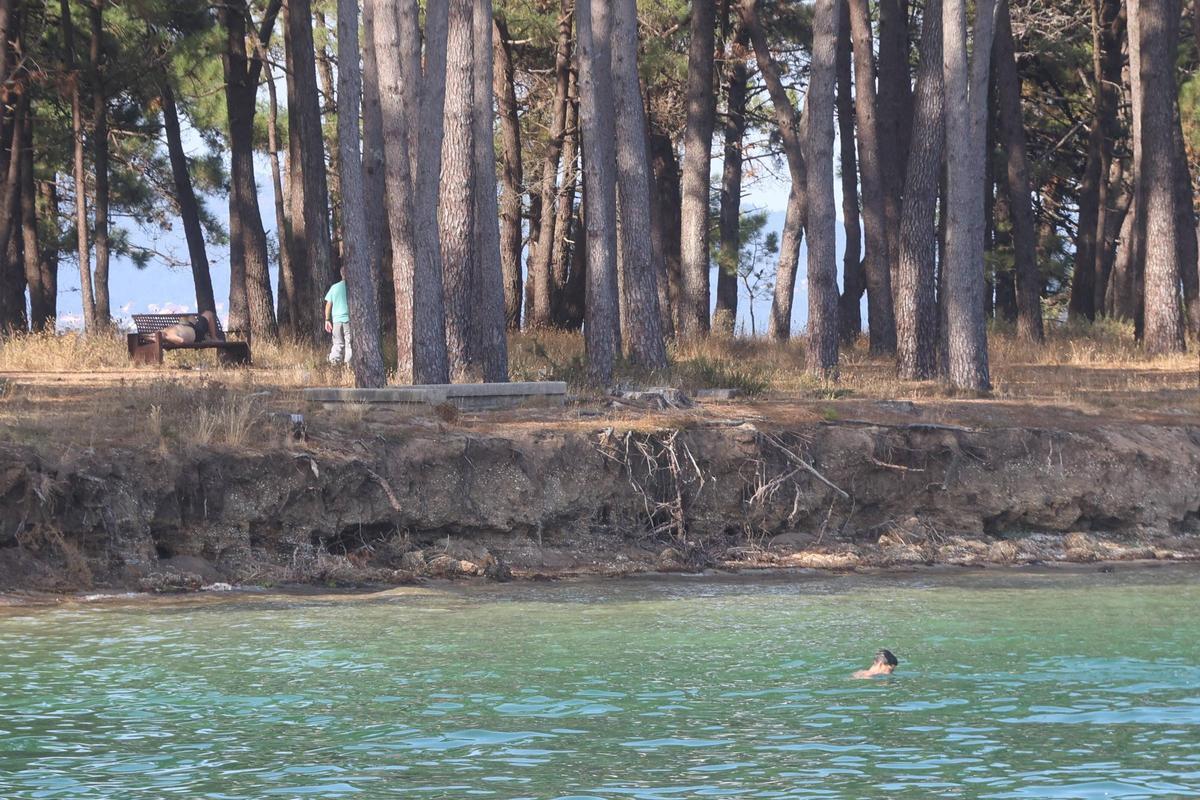 El mar sigue dañando la zona de O Furado.