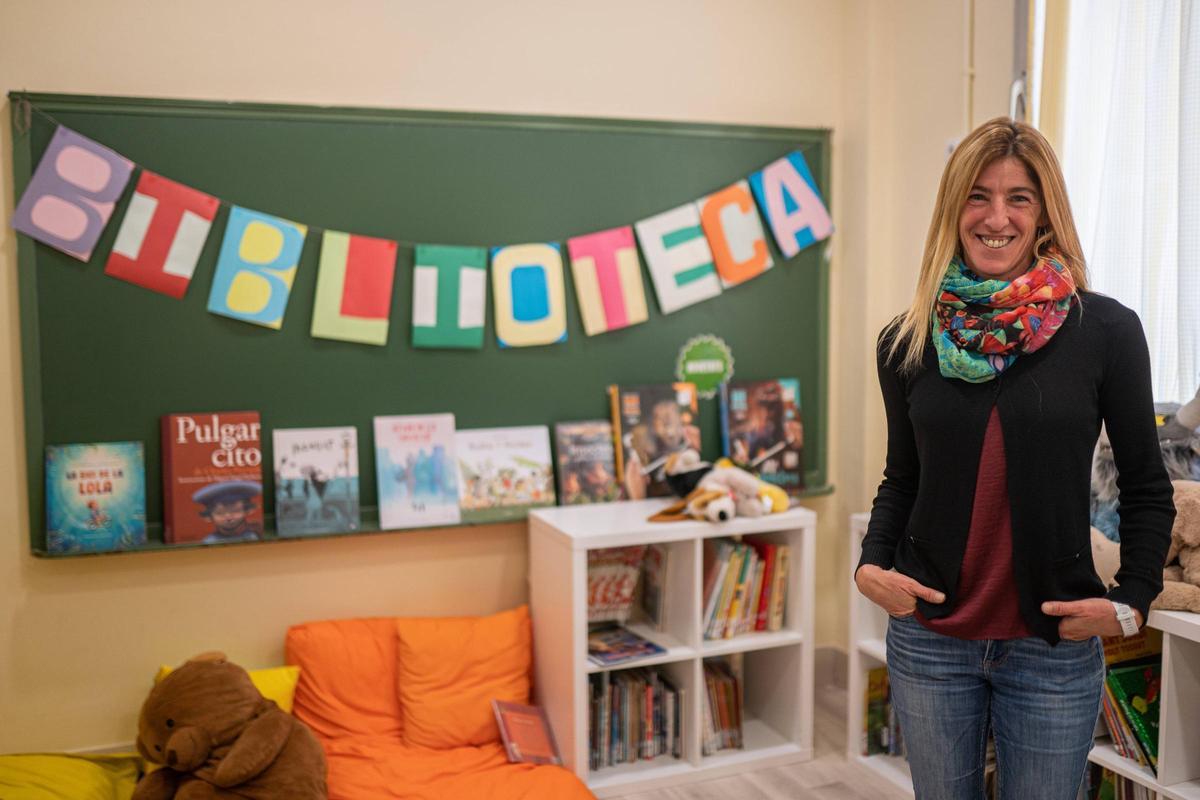 Roser Majó, directora de la Escola Rocafonda de Mataró, en una de las tres bibliotecas del centro.