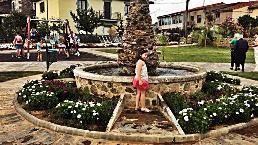 Niños jugando en la plaza de Nuez de Aliste este verano.