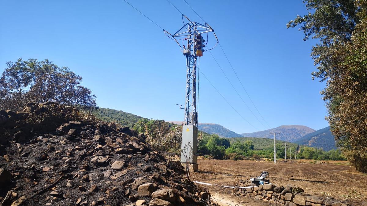 Poste que pudo provocar con un chispazo el origen del incendio del Moncayo