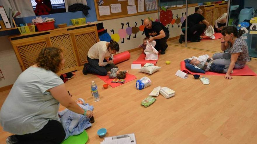 La escuela infantil Les Xanes organiza un curso de masaje para bebés