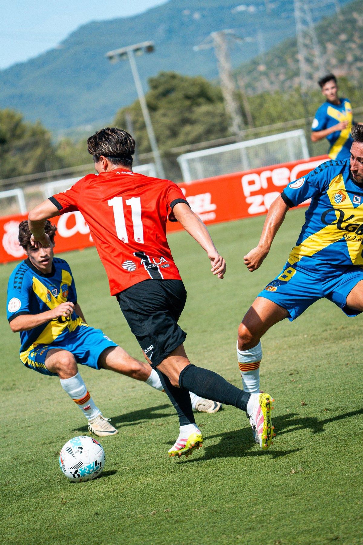 Asano encara a un rival.