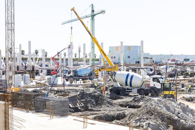 Visita a las obras de la nueva zona de ocio del puerto de Torrevieja "Paseo del Mar" del director general de Puertos, el alcalde y el gerente de la empresa concesionaria