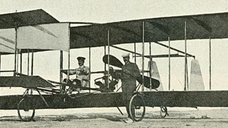 Juan Olivert pilota el biplano que utilizó hace ahora cien años en el primer vuelo a motor de la aviación.