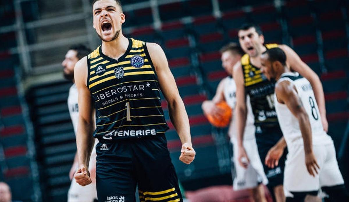 Iffe Lundberg celebra el triple que resultó clave para la victoria del Canarias.