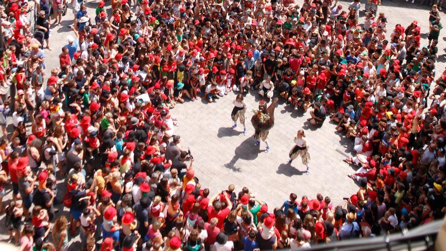 La plaça de Sant Pere de Berga durant el ball de l&#039;Àliga a la Patum Infantil