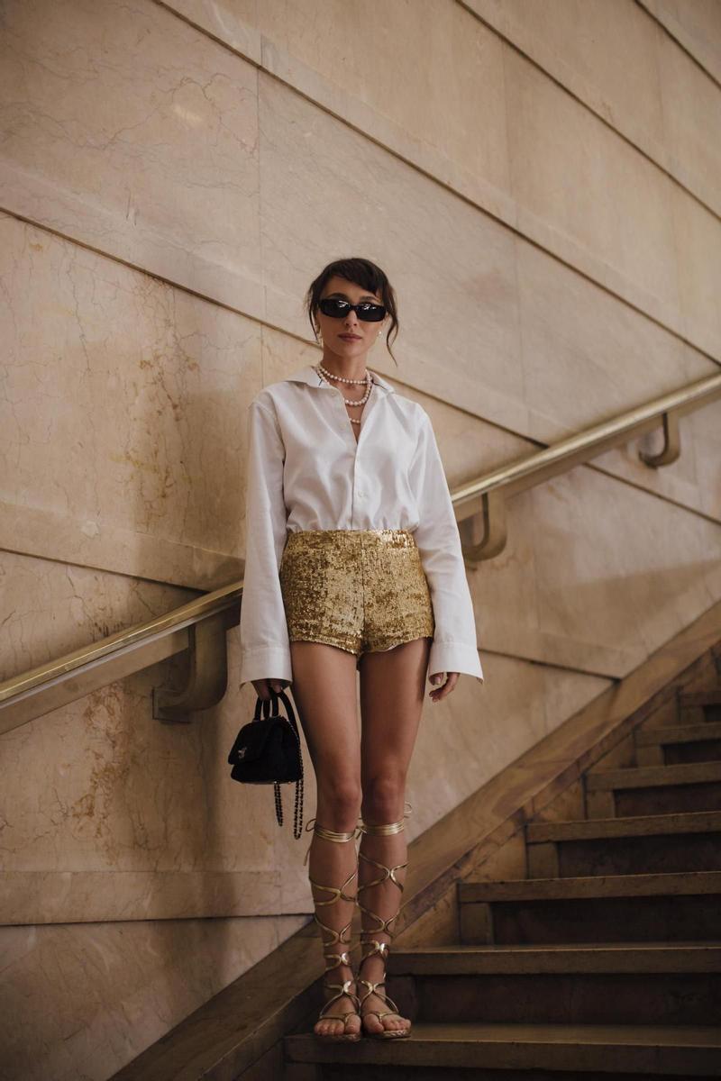 Look con camisa blanca y shorts metalizados