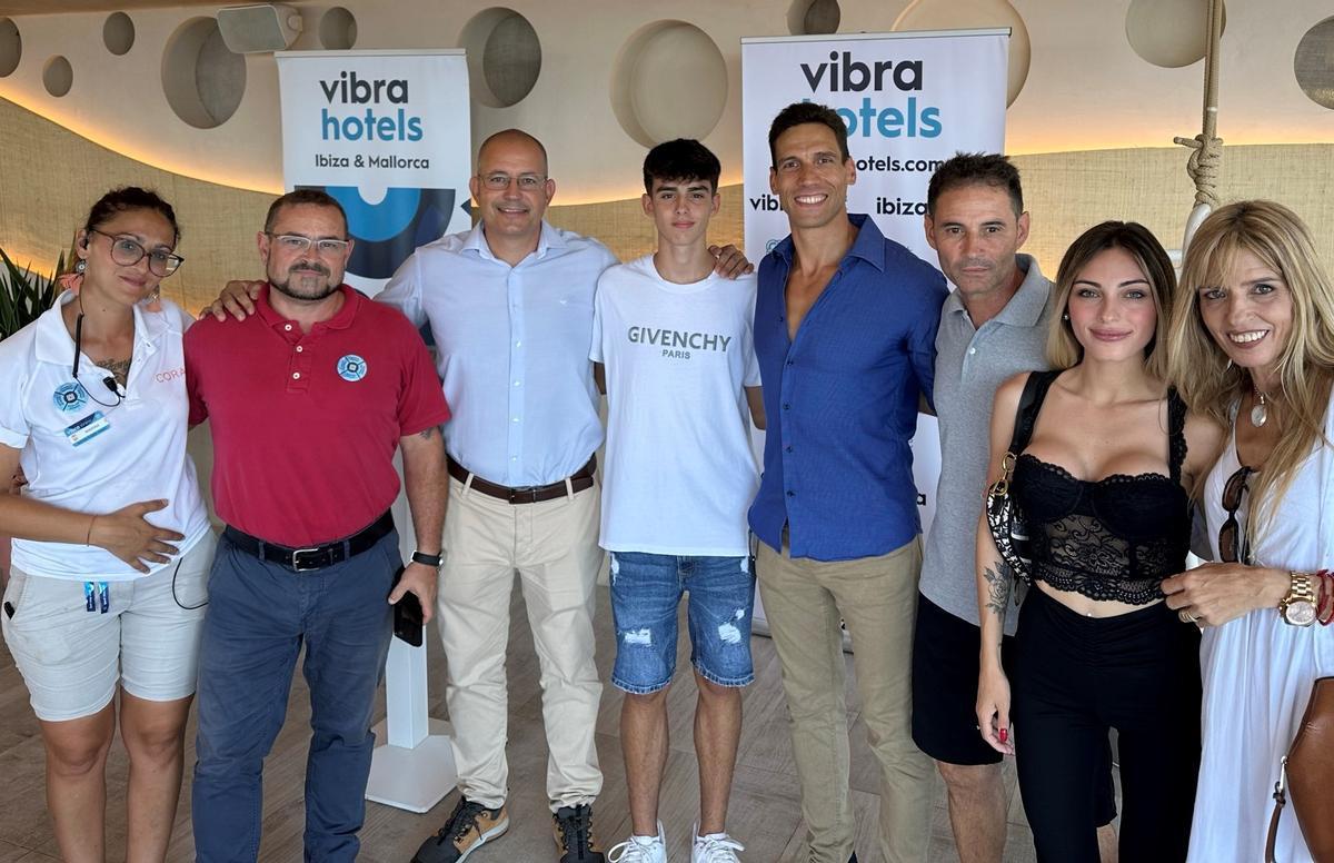 Javier Linero con sus padres y hermana, junto al equipo Vibra Hotels
