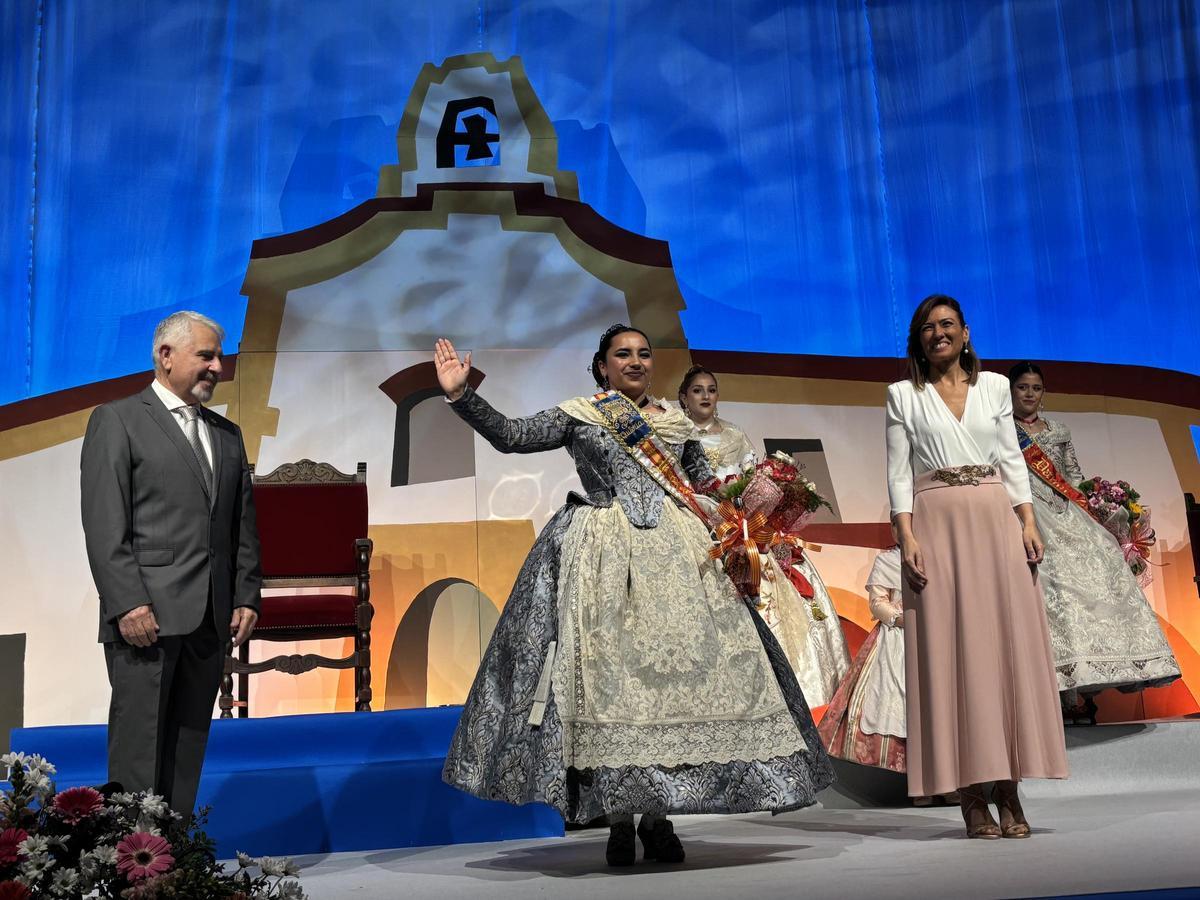 La reina de las fiestas, Sara Benet, saluda al público junto a la alcaldesa y el mantenedor.