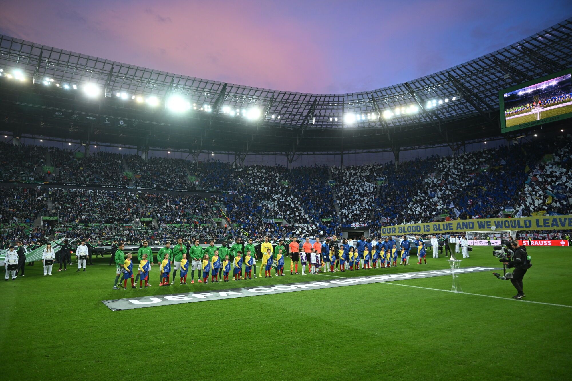 Wroclaw (Poland), 28/05/2025.- Players of Real Betis (L) and Chelsea FC (R) line up ahead of the UEFA Europa Conference League final soccer match between Real Betis and Chelsea FC, in Wroclaw, Poland, 28 May 2025. (Polonia) EFE/EPA/Jakub Kaczmarczyk POLAND OUT. POLAND OUT
