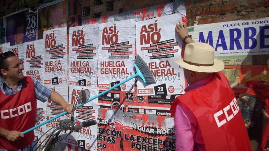 Los representantes de los sindicatos, durante la pegada de carteles.