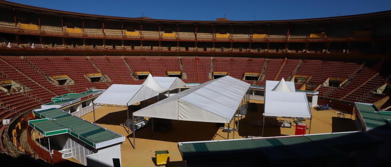 Montaje de expositores para la edición de este año, que se celebrará en la plaza de toros.