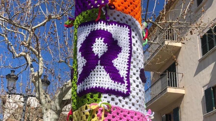 Mujeres de AlarÃ³ han tejido fundas de ganchillo alrededor de los Ã¡rboles de la plaza